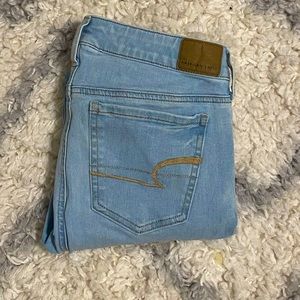 Light wash American Eagle skinny jeans in size 4 short